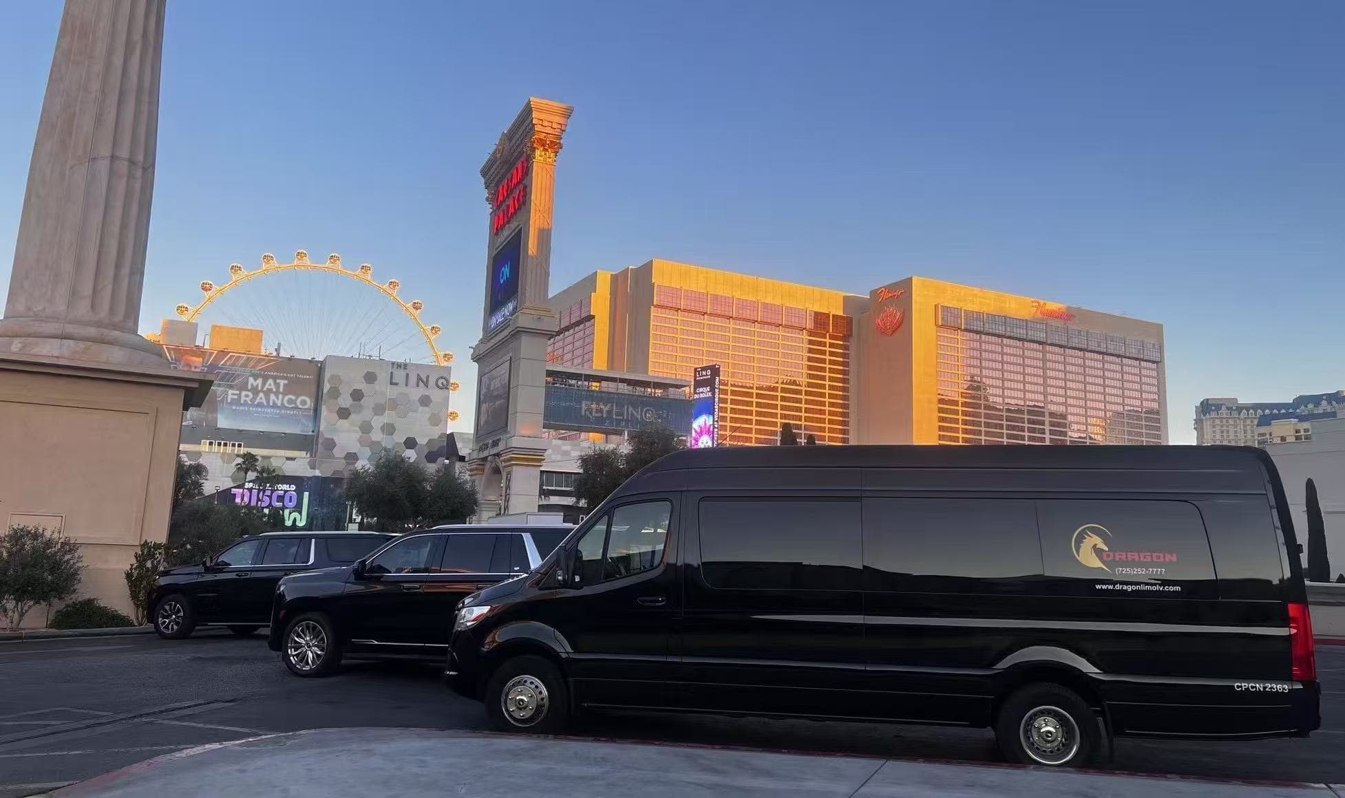 Dragon Limo 的 SUV 与客运厢式车停靠在拉斯维加斯街头